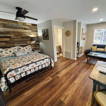 The Iris Garden Downtown Cottages And Suites Nashville Room photo