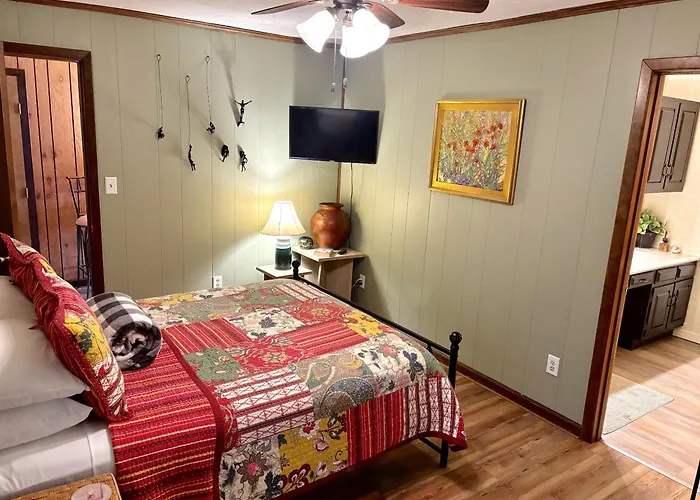 The Iris Garden Downtown Cottages And Suites
