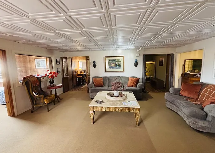 The Iris Garden Downtown Cottages And Suites
